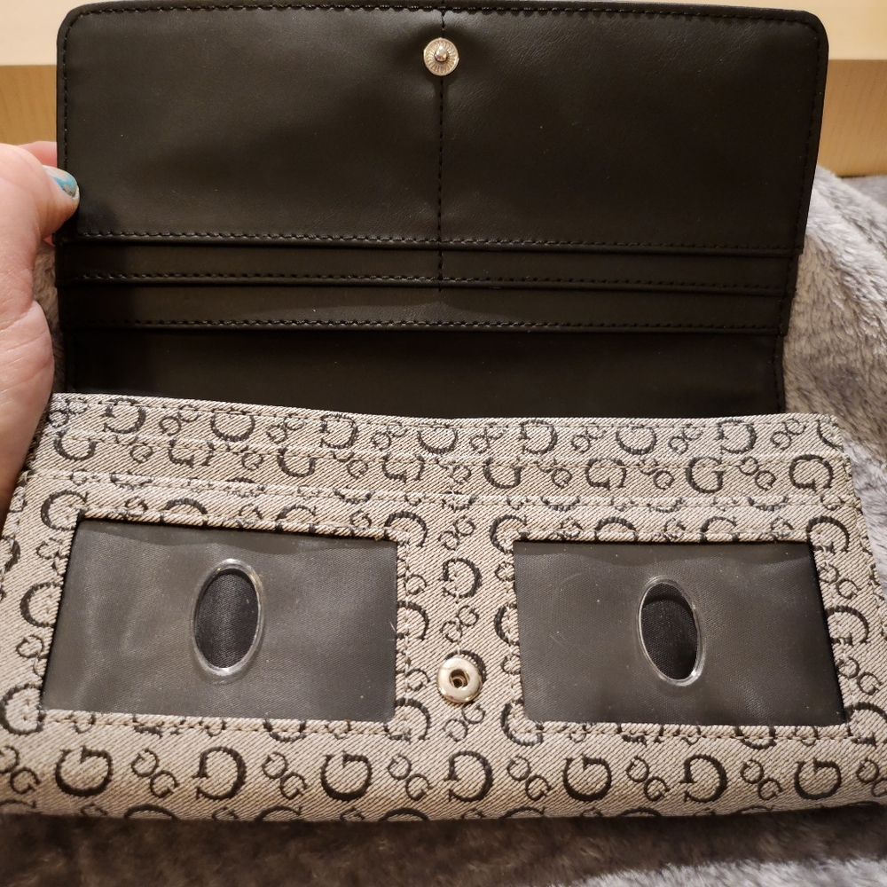 Guess Wallet - Picture 2 of 6